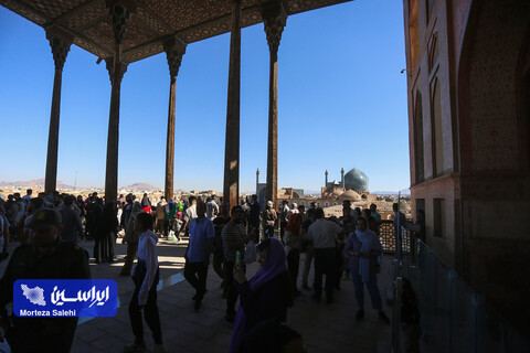 مسافران نوروزی در میدان نقش جهان اصفهان