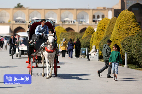 مسافران نوروزی در میدان نقش جهان اصفهان