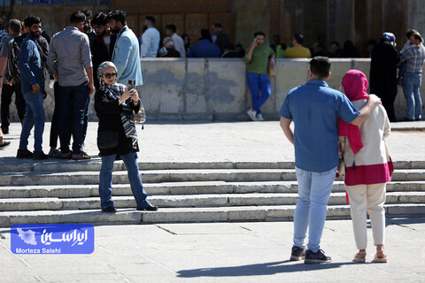 مسافران نوروزی در میدان نقش جهان اصفهان