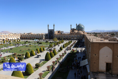 مسافران نوروزی در میدان نقش جهان اصفهان