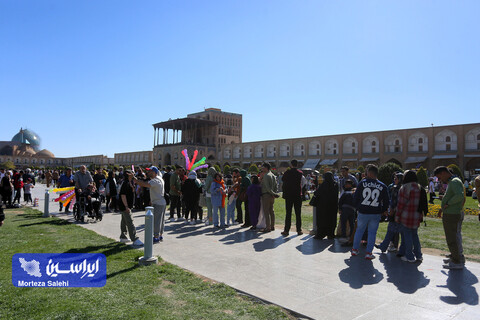 مسافران نوروزی در میدان نقش جهان اصفهان