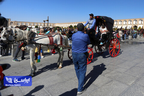 مسافران نوروزی در میدان نقش جهان اصفهان