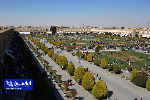 مسافران نوروزی در میدان نقش جهان اصفهان