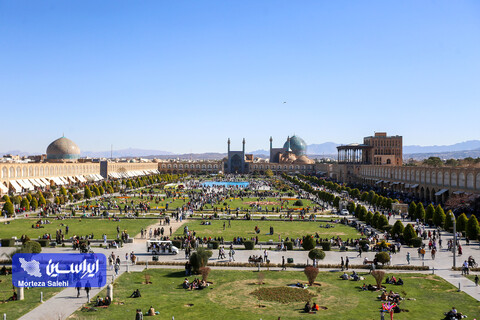 مسافران نوروزی در میدان نقش جهان اصفهان