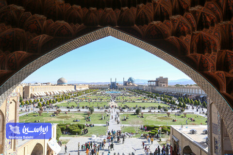 مسافران نوروزی در میدان نقش جهان اصفهان