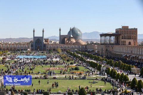 مسافران نوروزی در میدان نقش جهان اصفهان
