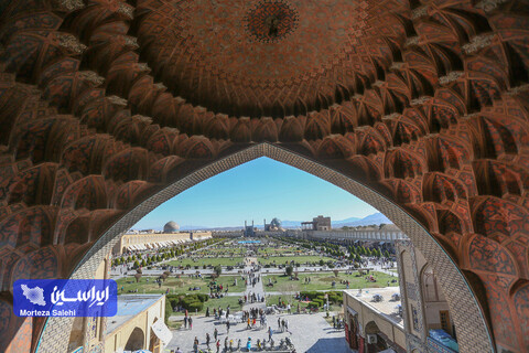 مسافران نوروزی در میدان نقش جهان اصفهان