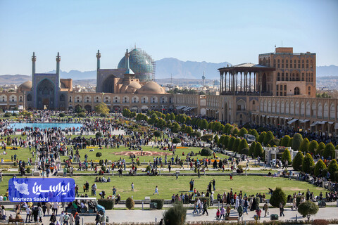 مسافران نوروزی در میدان نقش جهان اصفهان