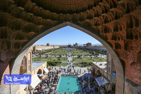 مسافران نوروزی در میدان نقش جهان اصفهان