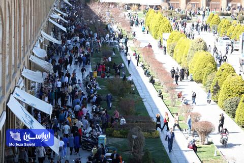 مسافران نوروزی در میدان نقش جهان اصفهان