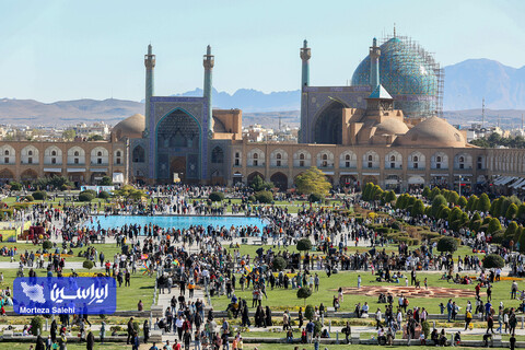 مسافران نوروزی در میدان نقش جهان اصفهان