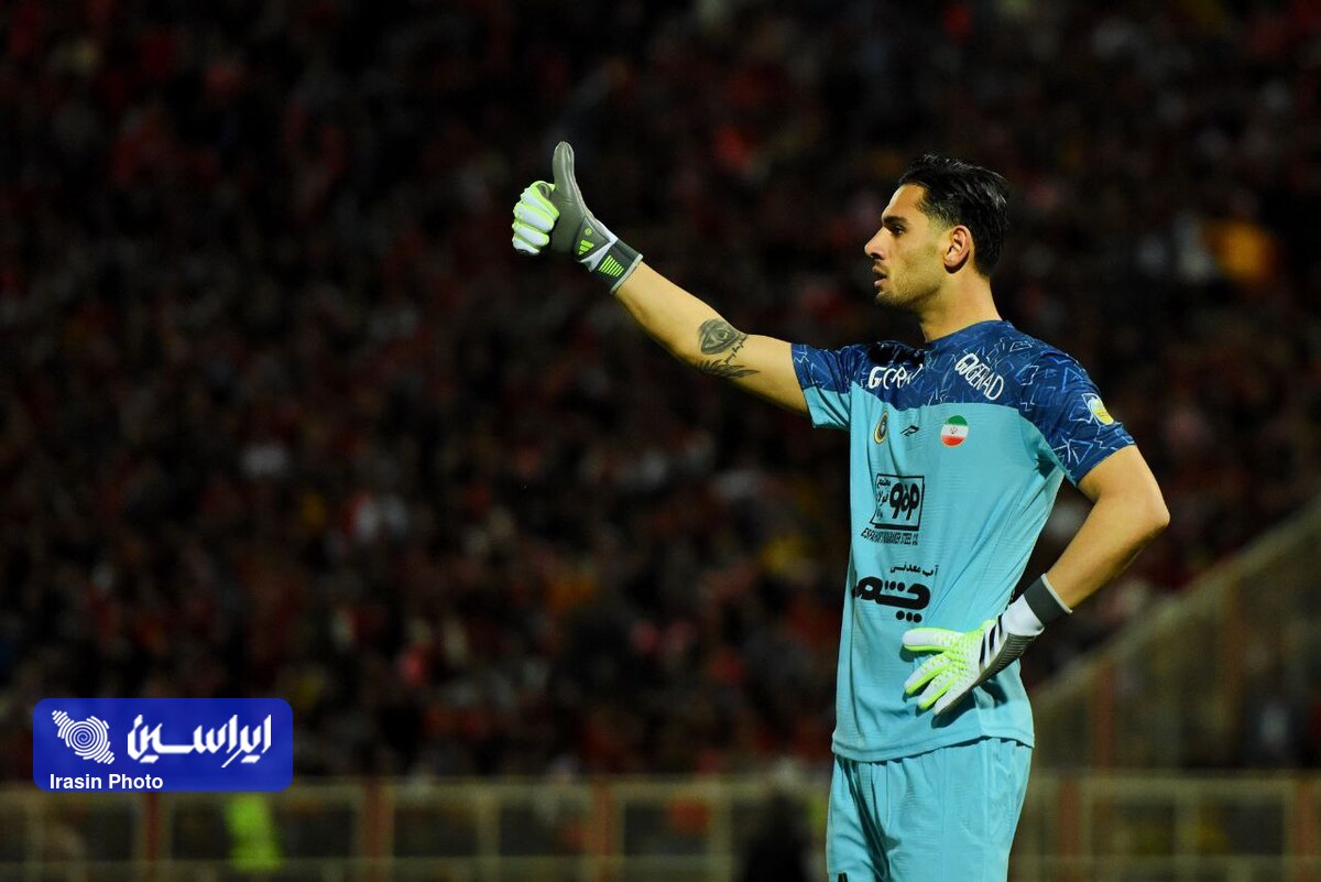 دسته گل میرزازاد سنگربان سپاهان برای ملوانی‌ها
