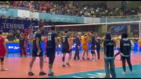 درگیری بین بازیکنان فولاد سیرجان و شهداب یزد قبل از دومین فینال لیگ برتر والیبال