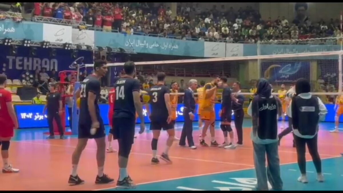 درگیری بین بازیکنان فولاد سیرجان و شهداب یزد قبل از دومین فینال لیگ برتر والیبال
