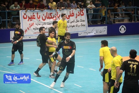 تصاویری از دیدار تیم‌های هندبال زغال سنگ طبس و فولاد مبارکه سپاهان
