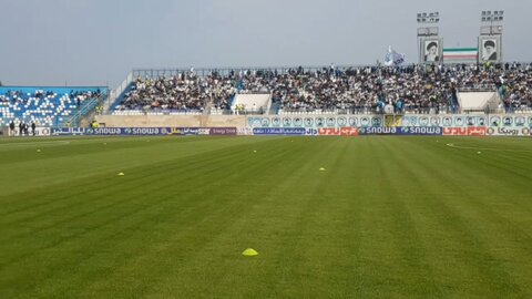 جو ورزشگاه سیروس قایقران در فاصله حدود یک ساعت مانده به شروع دیدار