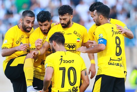 ورود بازیکنان سپاهان به ورزشگاه نقش‌جهان برای دیدار با ملوان بندرانزلی در جام حذفی