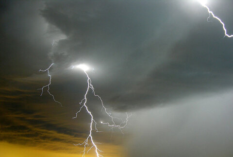 رگبار و رعد و برق در ارتفاعات / لزوم اجتناب از کوهنوردی در برخی مناطق