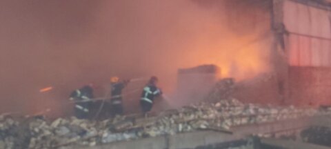 ۳ سوله کارخانه تولید الیاف در دولت آباد در آتش سوخت