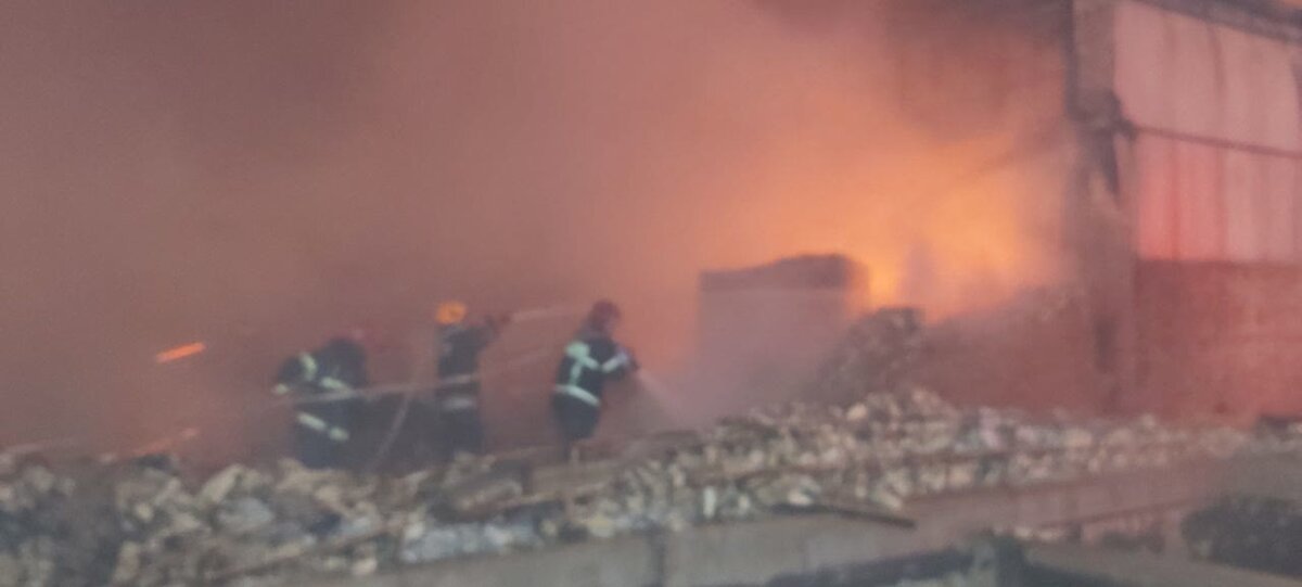 ۳ سوله کارخانه تولید الیاف در دولت آباد در آتش سوخت