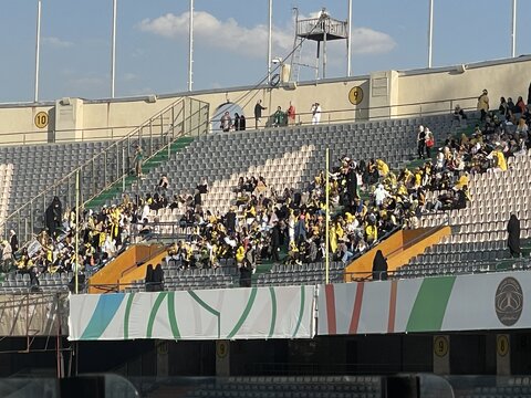 حضور بانوان اصفهانی و رفسنجانی در ورزشگاه آزادی