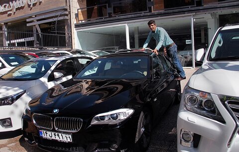 بازار خودروهای میلیاردی با تخفیف چند صد میلیونی هم مشتری ندارد