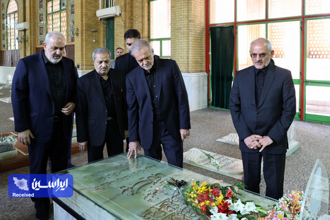 تجدید میثاق رئیس جمهور و اعضای هیئت دولت چهاردهم با آرمان‌های امام راحل