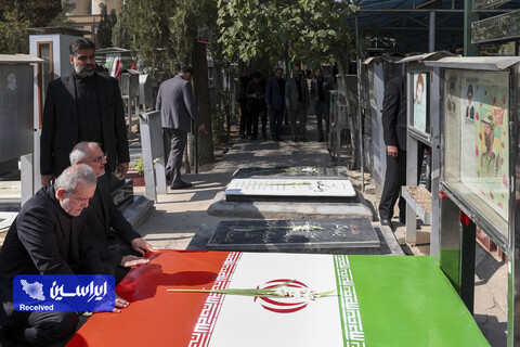 تجدید میثاق رئیس جمهور و اعضای هیئت دولت چهاردهم با آرمان‌های امام راحل