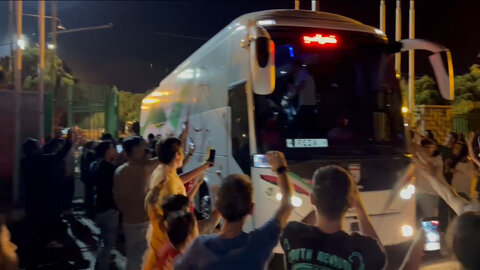 خروج اتوبوس تیم ملی از ورزشگاه همراه با تشویق هواداران