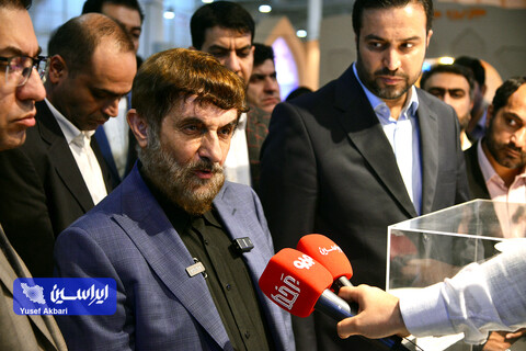 بازدید رئیس گروه اقتصادی دفتر مقام معظم رهبری از غرفه فولاد