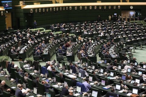 استیضاح  وزیر اقتصاد با ۷۵ امضاء تحویل هیئت رئیسه مجلس شد