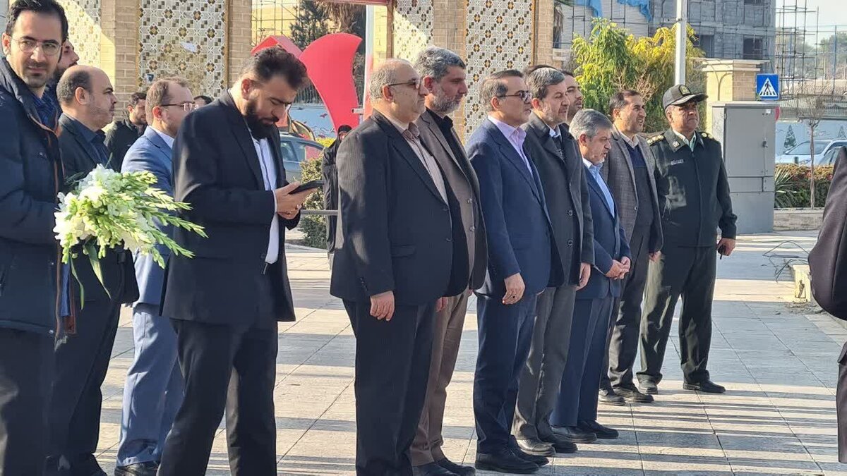 معاون رئیس جمهوری به مقام شهدای اصفهان ادای احترام کرد