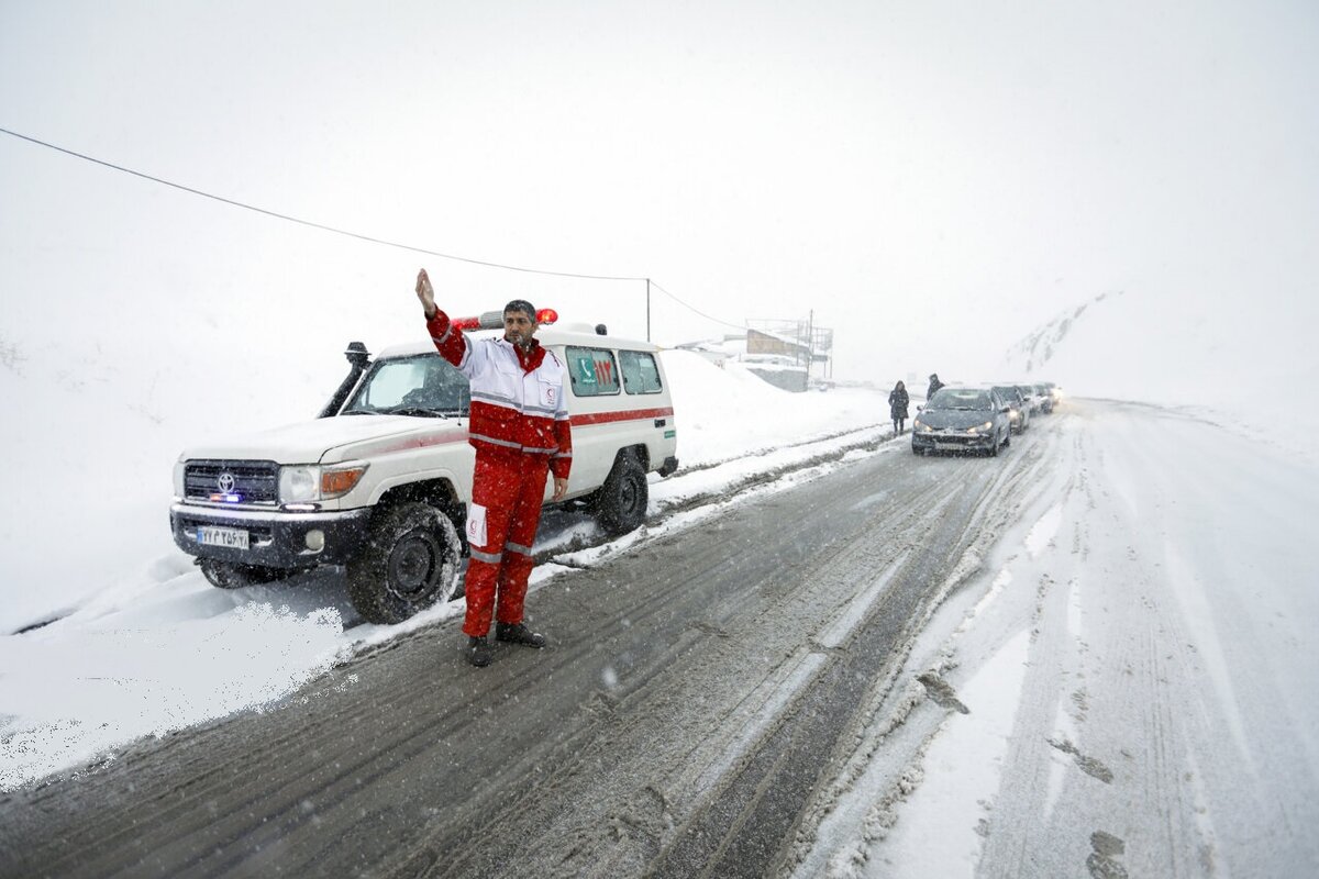 برف، باران و مه گرفتگی در راه‌های ۹ استان