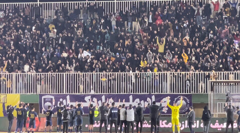 خوشحالی هواداران چادرملو پس از تساوی برابر استقلال