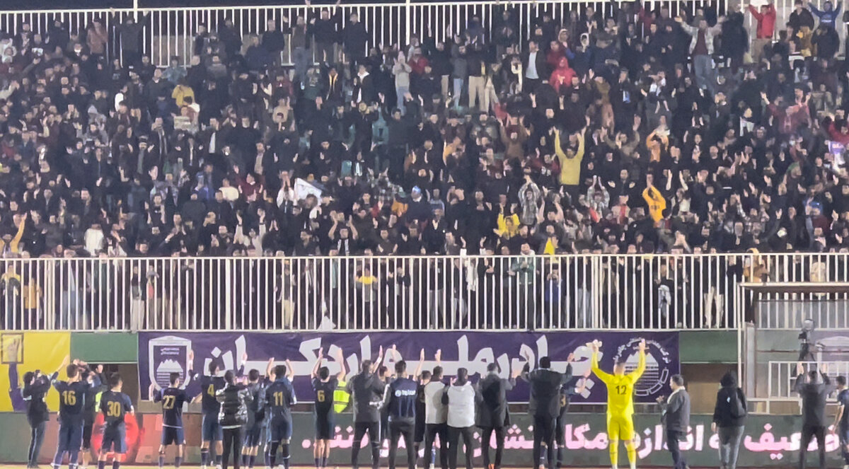 خوشحالی هواداران چادرملو پس از تساوی برابر استقلال