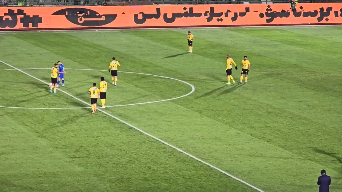 شادی هواداران سپاهان پس از گل لیموچی به استقلال