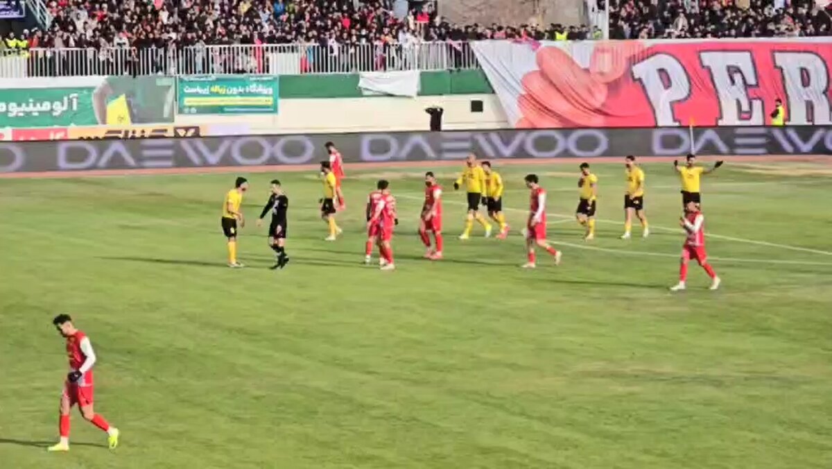 شادی سپاهانی‌ها پس از گل انزونزی به پرسپولیس
