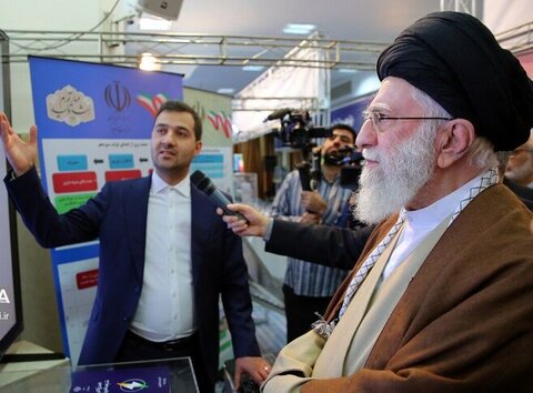 ورود رهبر معظم انقلاب به حسینیه امام خمینی (ره) برای بازدید از نمایشگاه «پیشگامان پیشرفت»