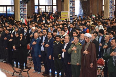 شهدای دانش‌آموز نماد بصیرت و غیرت هستند