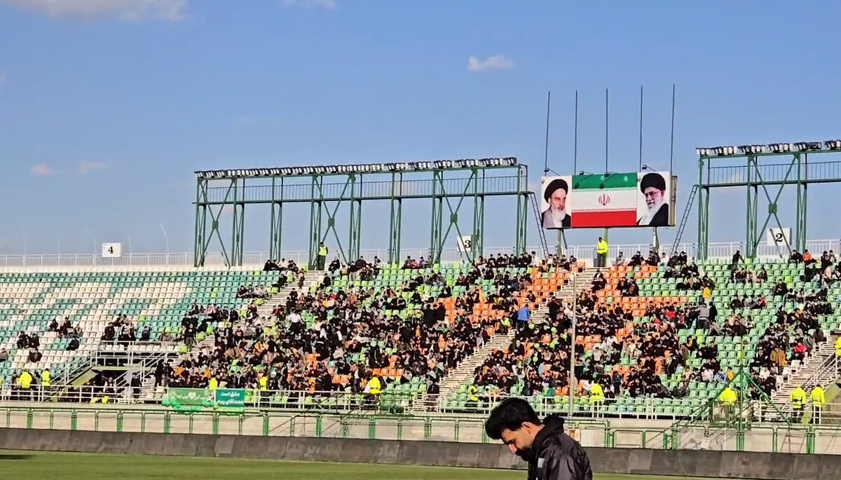 ذوب‌آهن - پرسپولیس با حضور محدود بانوان