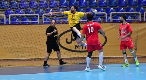 صدرنشین به مهمانی معدنچی‌ها می‌رود