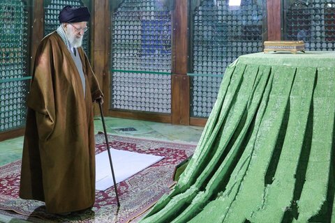 حضور رهبر انقلاب اسلامی در حرم مطهر حضرت امام خمینی و گلزار شهدای بهشت زهرا (س)