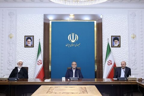 همه باید خدمتگزار مردم باشیم / ضرورت اجتناب از هر حرکتی که مردم را عصبانی می‌کند