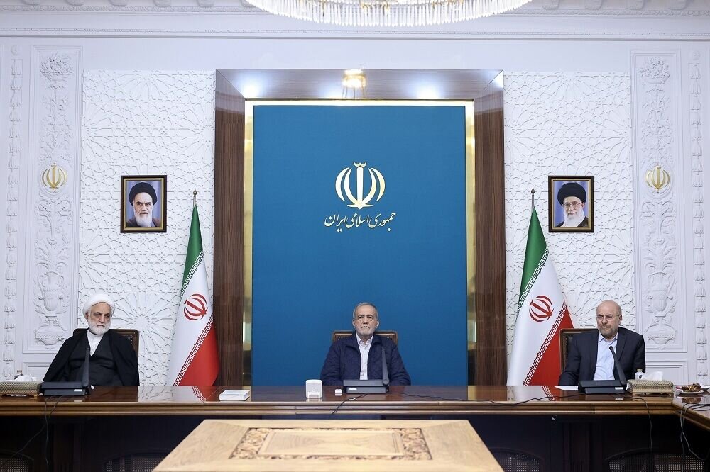 همه باید خدمتگزار مردم باشیم / ضرورت اجتناب از هر حرکتی که مردم را عصبانی می‌کند