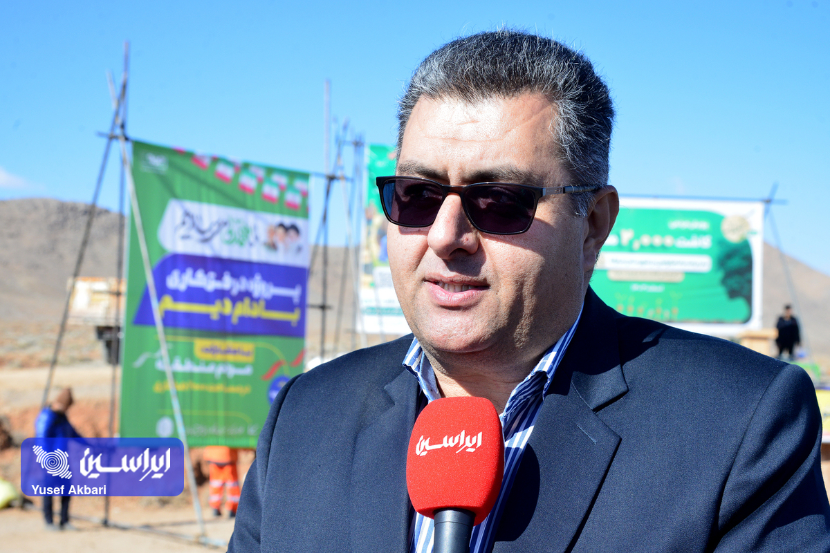 آغاز کاشت ۲ هزار هکتار درخت اسکوپاریا به همت فولاد مبارکه در منطقه طالخونچه 