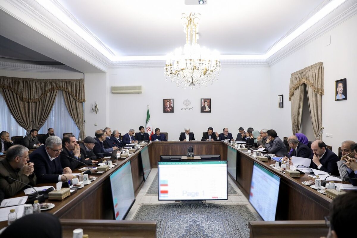 تاکید معاون اول رئیس جمهور بر تقویت نظارت بر قیمت‌ها و برخورد با محتکران