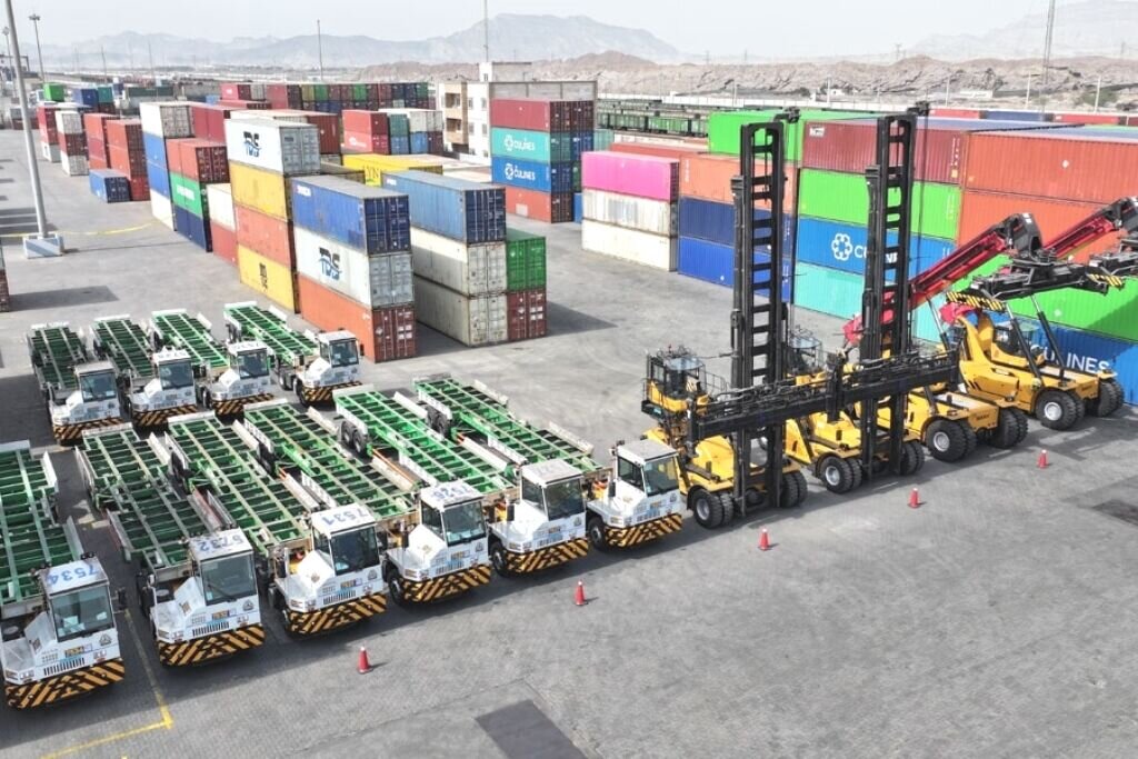 تجهیزات بندری با سرمایه‌گذاری افزون‌بر ۱۰ میلیون دلار در بندر شهید رجایی مستقر شد