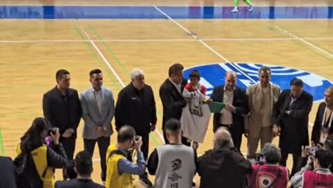 تجلیل از هوادار خوزستانی گیتی‌پسند و کشاورز بهترین سرمربی فصل