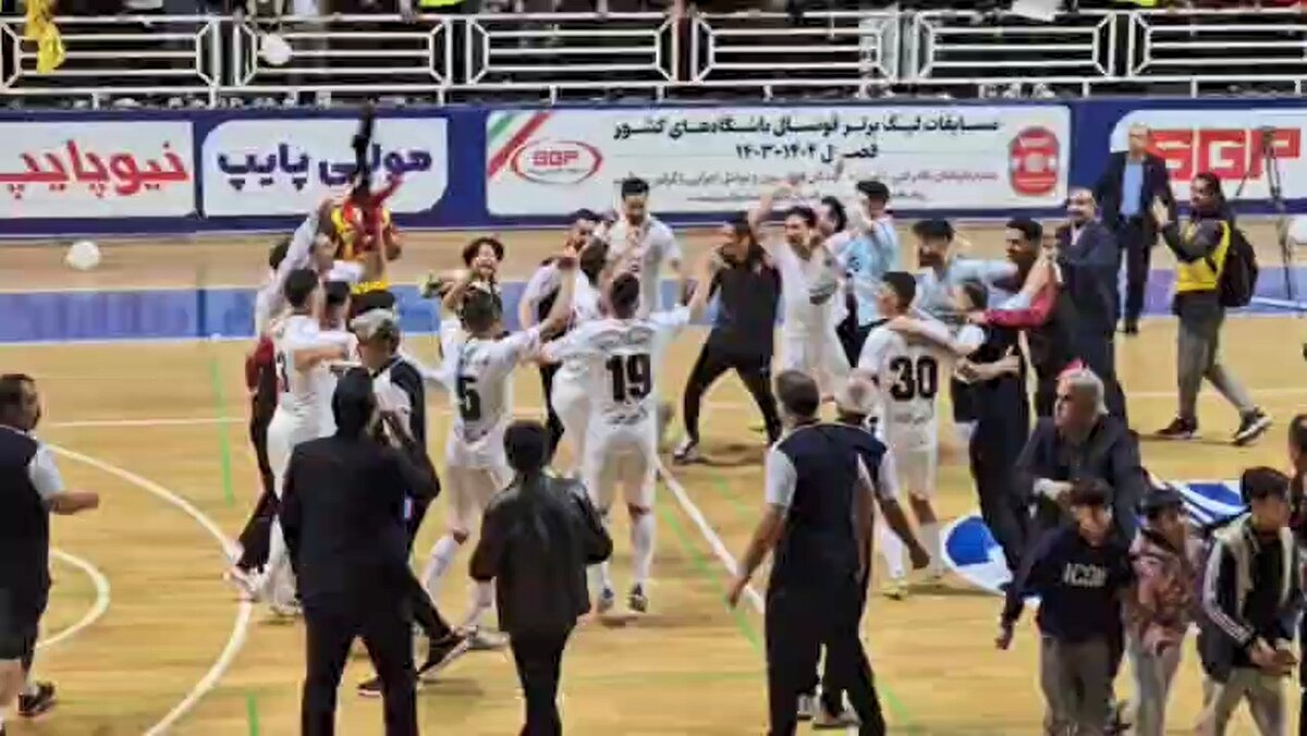 پایان بازی و شادی بازیکنان و هواداران گیتی‌پسند پس از قهرمانی