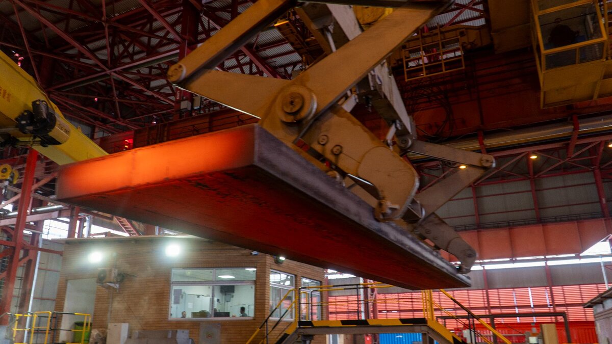 تولید موفقیت آمیز تختال با درصد کربن متوسط به صورت ۴ ذوب متوالی در فولاد سفید دشت